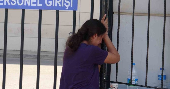 Eşinin cansız bedenini teşhis için morga geldi, demirlere yaslanıp gözyaşı döktü