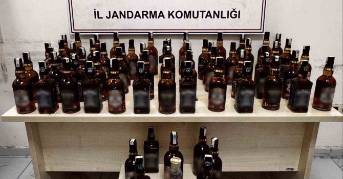 Otomobilden şişe şişe kaçak içki çıktı