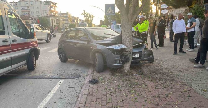 Otomobille ağaca çarptı, araçtaki yaralıları bırakıp kaçtı