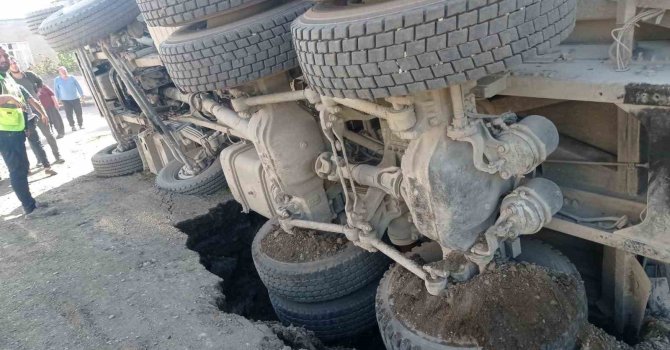 Yolun çökmesiyle kum yüklü kamyon devrildi