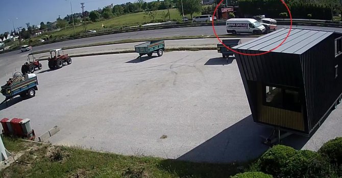 Araçtan koparak üzerine doğru gelen tekeri son anda fark etti, ölümden döndü