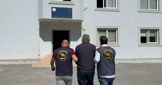 Mersin’de 28 yıl 9 ay ceza alan sahte kamu görevlisi yakalandı