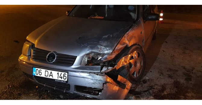 Yalvaç’ta kafa kafaya çarpışan iki araçta 3 kişi yaralandı