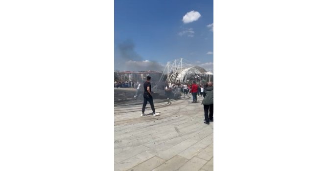 Modifiye festivalinde drift atan Tofaş alev aldı, sürücünün müdahalesiyle söndürüldü