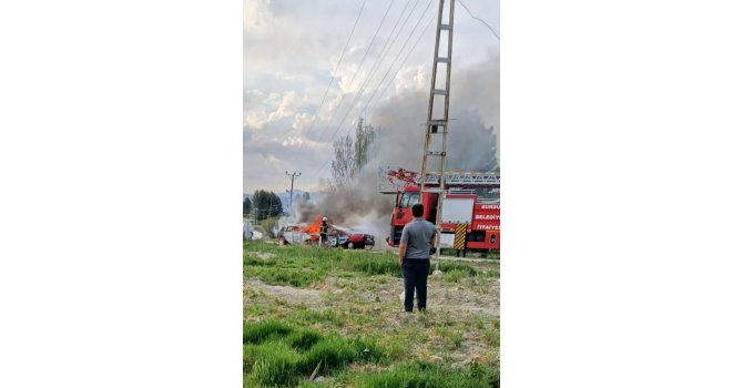 Kafa kafaya çarpışan iki otomobil yanarak hurdaya döndü: 1 ölü, 4 yaralı