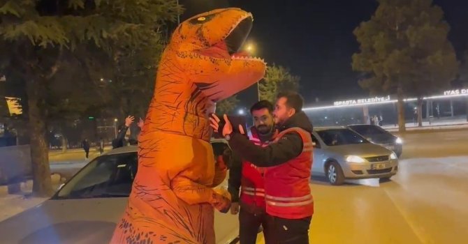 Dinozor kostümüyle Isparta’nın kalbini fetheden genç trafik kazasında ağır yaralandı