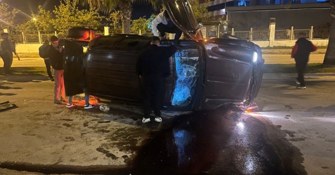 Devrilen otomobildekilerin çıkarılma anlarını film izler gibi izlediler