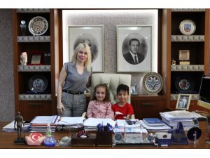 Akdeniz Üniversitesi Rektörü, koltuğunu çocuklara devretti