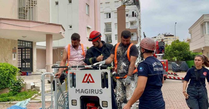 12. katta can pazarı: 2 işçi iskelede mahsur kaldı