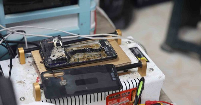 Telefon bataryası bomba gibi patladı, panik anı kamerada