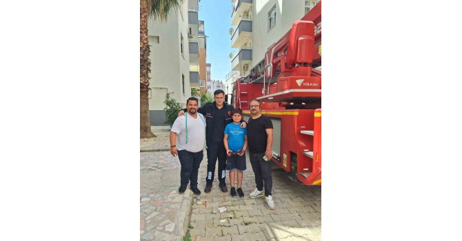 10 yaşındaki Tunahan’ın ağaca takılan helikopterini itfaiye kurtardı