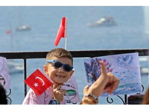 Antalya’da denizdeki 23 Nisan korteji görsel şölen oluşturdu