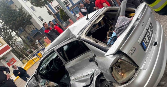 Otomobil, durakta yolcu alan otobüse arkadan çarptı: 1 ölü, 3 yaralı