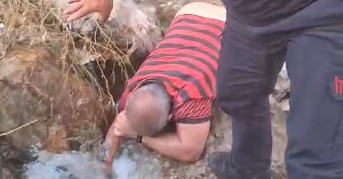 Adana’da ilginç olay: Su altında kolu iki kaya arasına sıkıştı