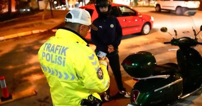Isparta’da kurallara uymadığı tespit edilen 12 araç sürücüsüne ceza
