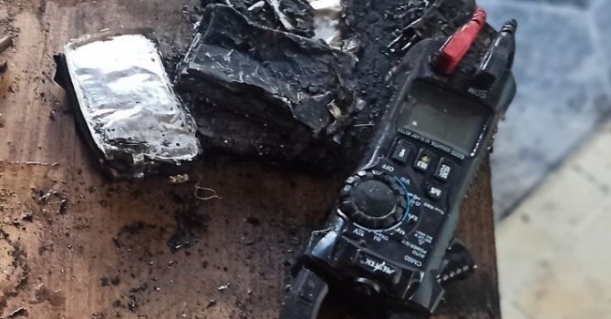 Şarjdaki telefonun bataryası patladı