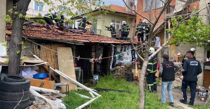 Kaynak makinesinden çıkan kıvılcım odunluğu yaktı