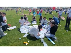 Şiddetli rüzgar uçurtmaları birbirine doladı, öğrencilerin keyifleri yarıda kaldı