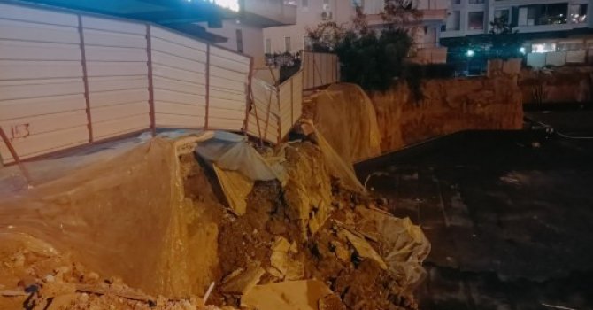 Alanya’da inşaatın koruma duvarı yıkıldı
