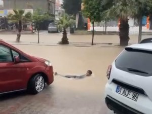 Adana’da yağmur hayatı felç etti: Kimi yüzdü kimi mahsur kaldı