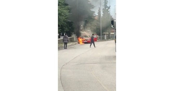 Isparta’da seyir halindeki otomobil aniden alev aldı