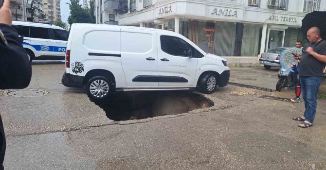 Adana’da yol çöktü, araç düşmekten son anda kurtuldu