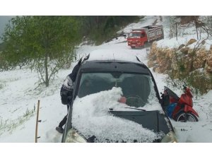 Erdemli’de dolu, tarım alanlarına zarar verdi