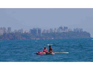 Antalyalılar hafta sonunda Konyaaltı Sahili’ne akın etti