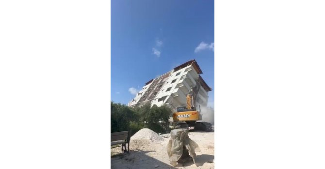 7 katlı bina yerle bir oldu