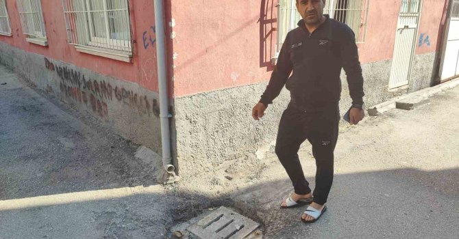 Her yağmurda evini su basan vatandaş belediyeye isyan etti