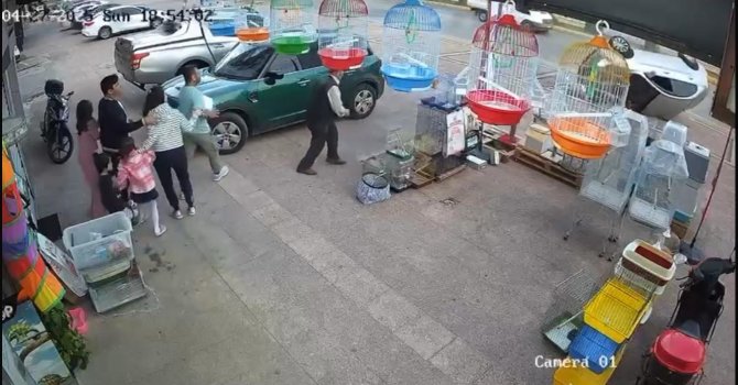 O anlar kamerada: Kayan otomobil kaldırıma çarpıp ters döndü