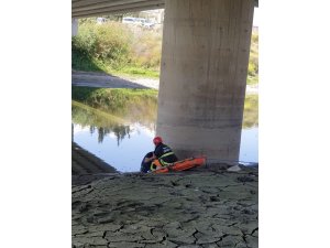 Çamura saplanan vatandaşı itfaiye kurtardı