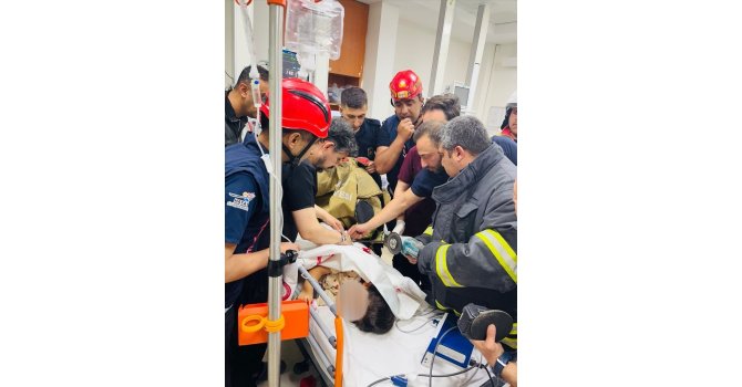 Çocuğun beline demir saplandı