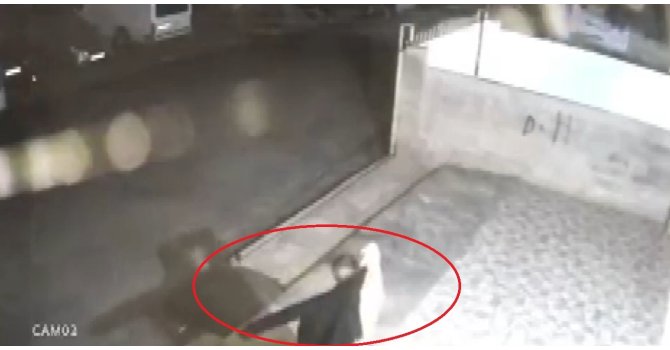 Çaldığı motosikletle turlayan hırsız, balkonda asılı ceketi giyerek kayıplara karıştı