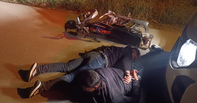 Adana’da 2 şüpheli ev kurşunlayıp, kaçarken kovalamacayla yakalandı