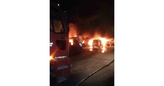 İskenderun’da lastikçi alevlere teslim oldu