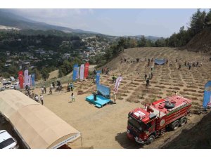 Deprem şehitleri için fidan dikimi