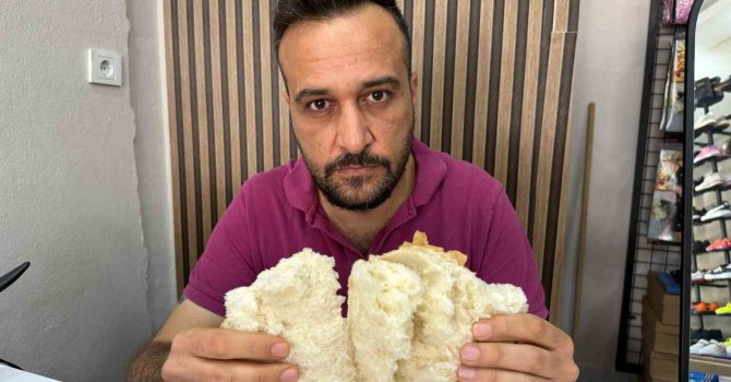 Ekmeğin içinden çıkan çiviyi yutmak üzereyken fark etti