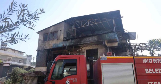 Alevlere teslim olan evdeki 4 kişi dumandan etkilendi