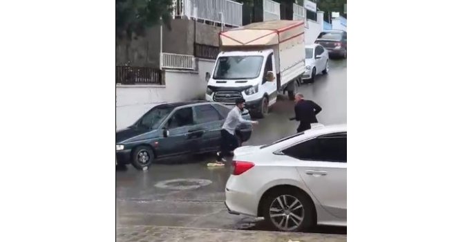 Pompalı tüfekle saldırdı, silah tutukluk yaptı: O anlar kamerada