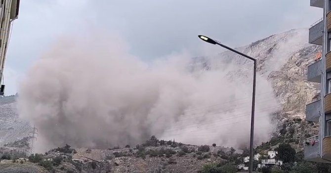 Depremzedeleri tedirgin eden patlamayla mahalle toz bulutu altında kaldı