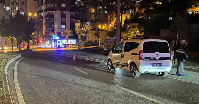 Hafif ticari araç anne ve kızına çarptı