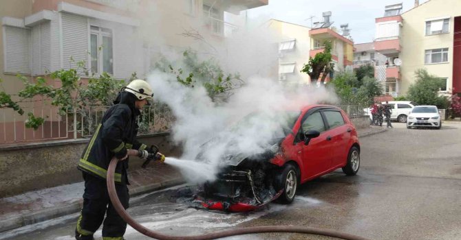 Otomobil alev alev yandı, görüntüyü çeken afacanların yorumları gülümsetti