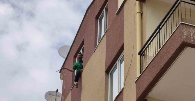 Teras penceresine çıkan şahıs ekiplere zor anlar yaşattı