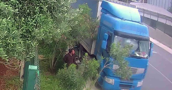 Tırın camını kırıp telefon çaldı, o anlar kameraya yansıdı