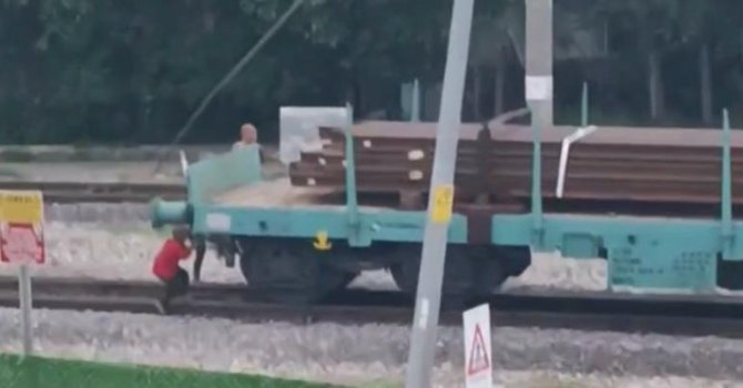 Çocukların tren vagonunda tehlikeli oyunu kamerada