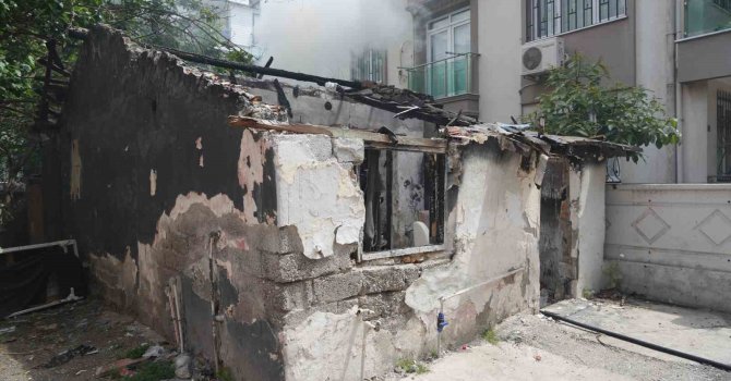 Antalya’da metruk binada korkutan yangın