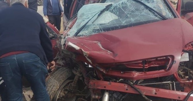 Otomobil, kamyonla çarpıştı 14 yaşındaki sürücü hayatını kaybetti