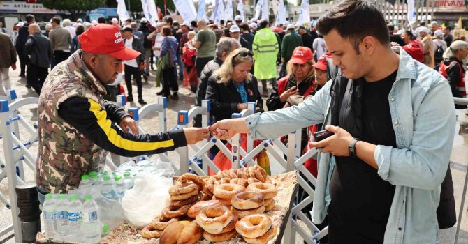 Adana’da işçi bayramı, simitçiler bariyerlerin arkasında çalışmaya devam etti