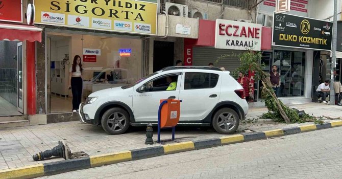 Fren yerine gaza basınca kaldırıma çıktı